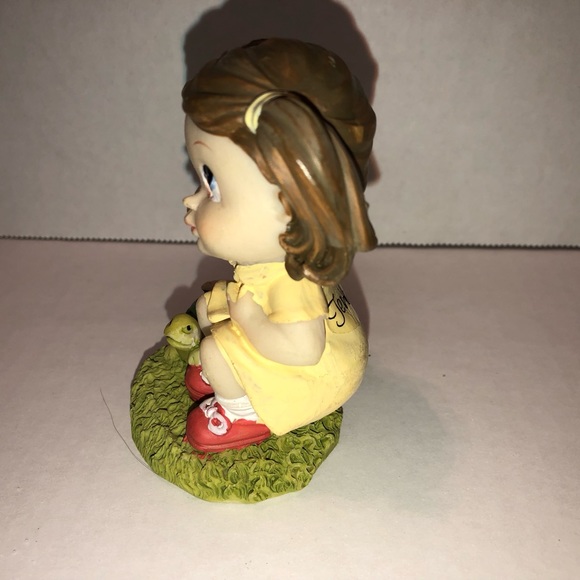 Little Girl Sitting Figurine - Picture 5 of 6